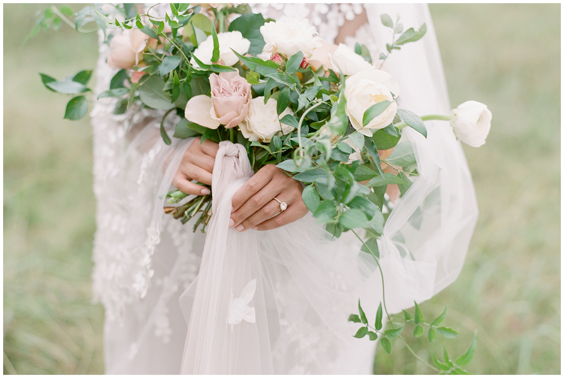 bride holding a dusty pink bouquet